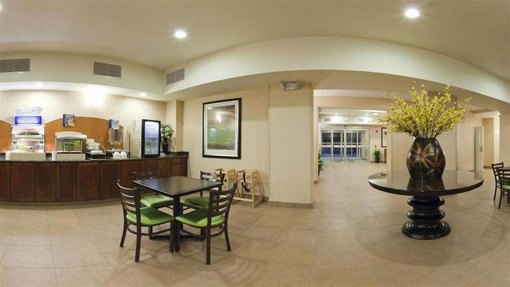 Holiday Inn Express & Suites North Topeka Extérieur photo