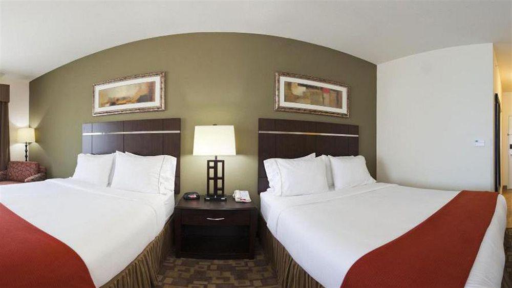 Holiday Inn Express & Suites North Topeka Extérieur photo