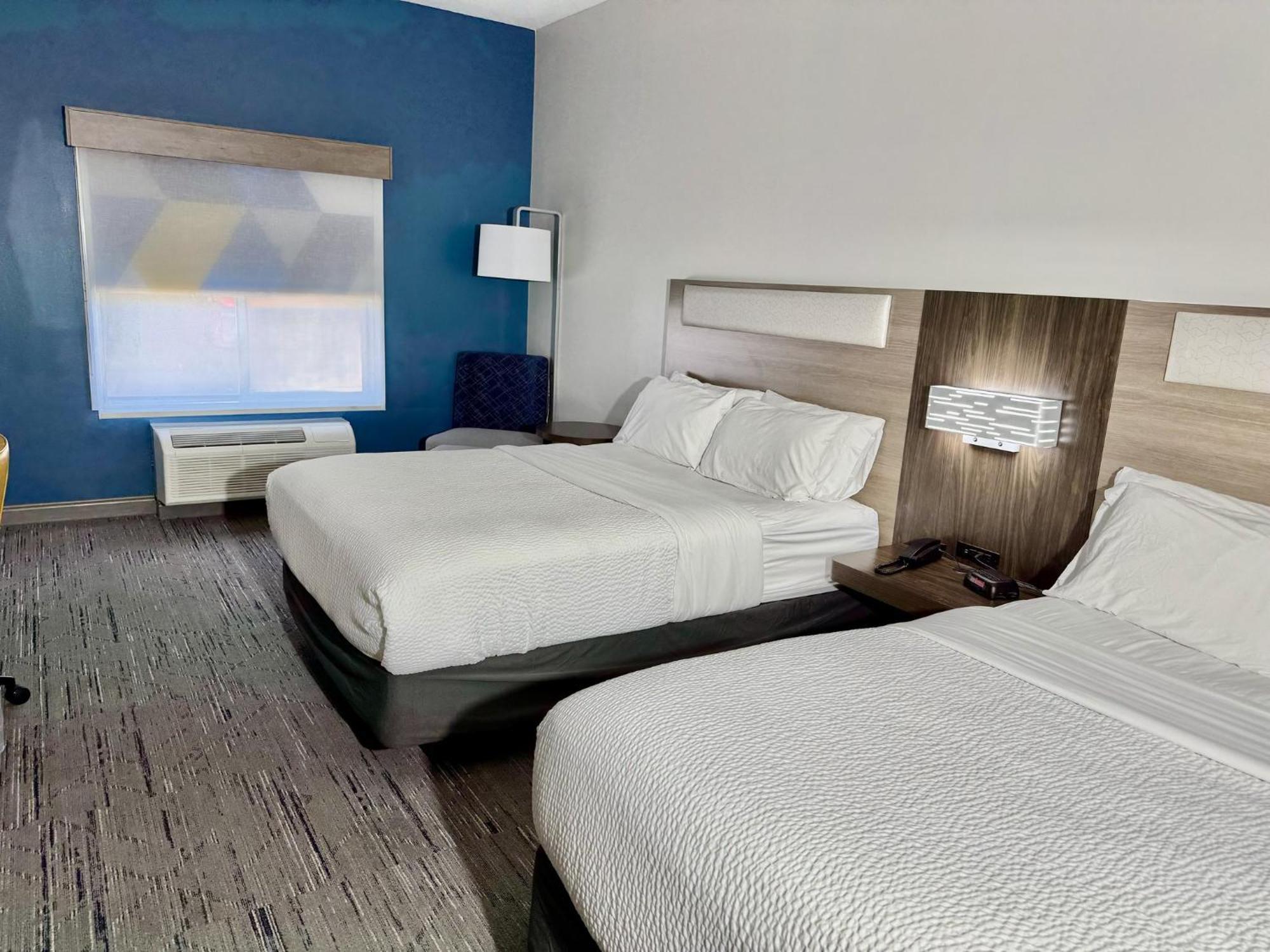 Holiday Inn Express & Suites North Topeka Extérieur photo