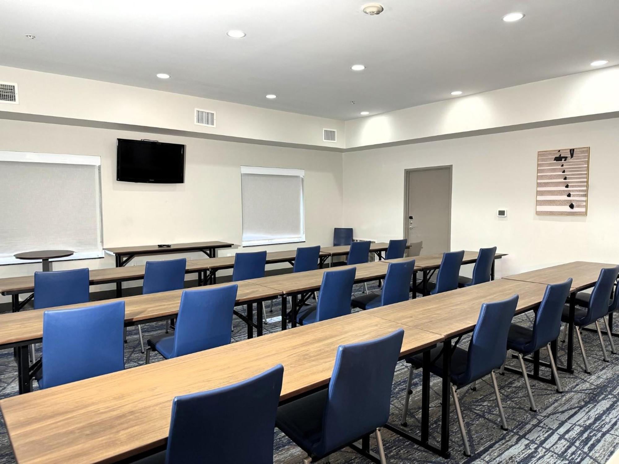Holiday Inn Express & Suites North Topeka Extérieur photo