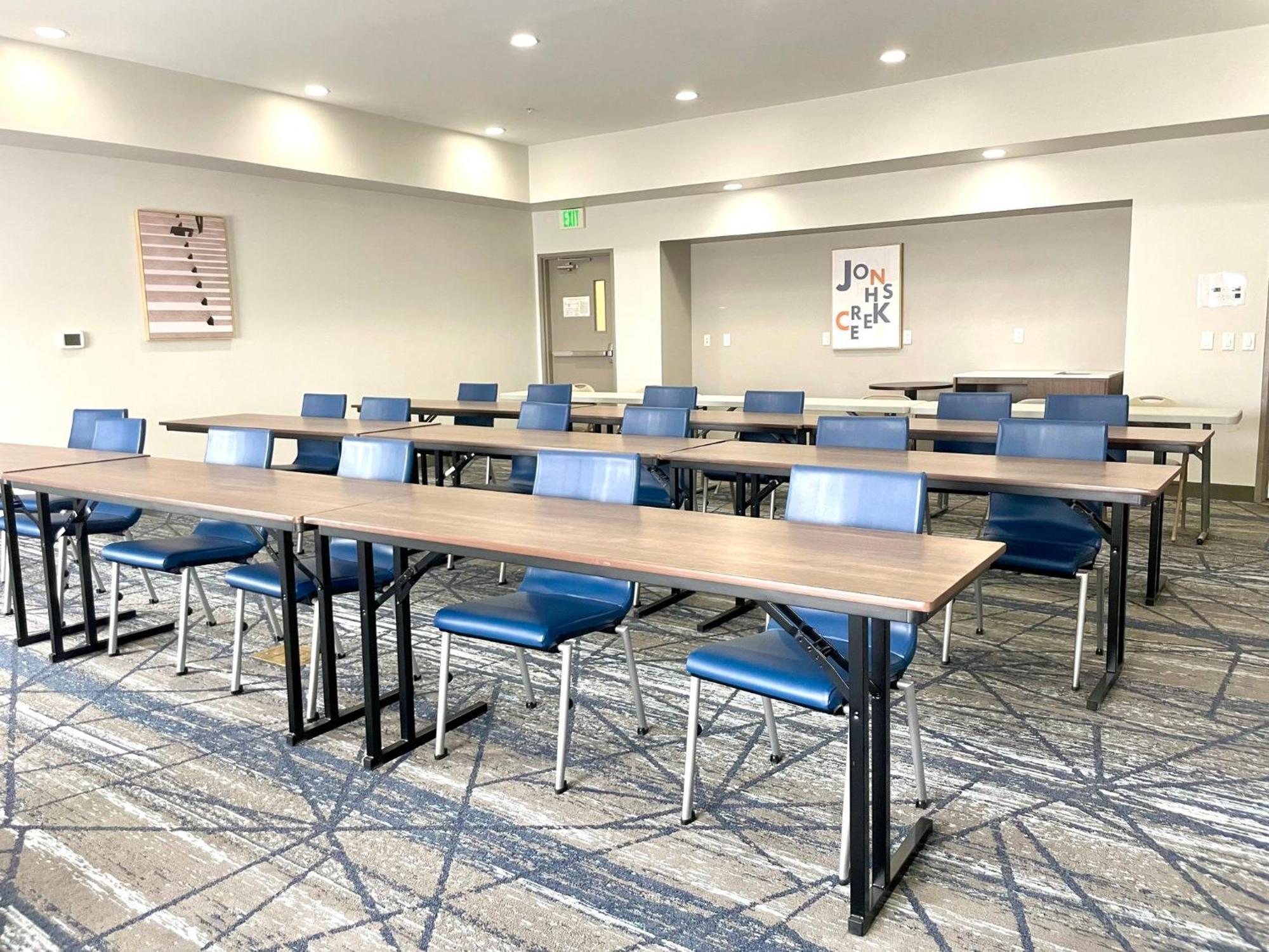 Holiday Inn Express & Suites North Topeka Extérieur photo