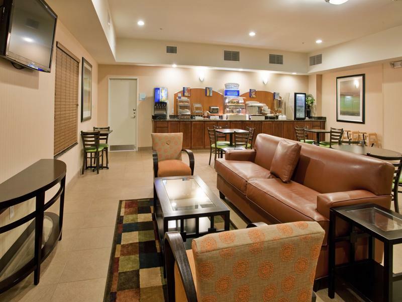 Holiday Inn Express & Suites North Topeka Extérieur photo