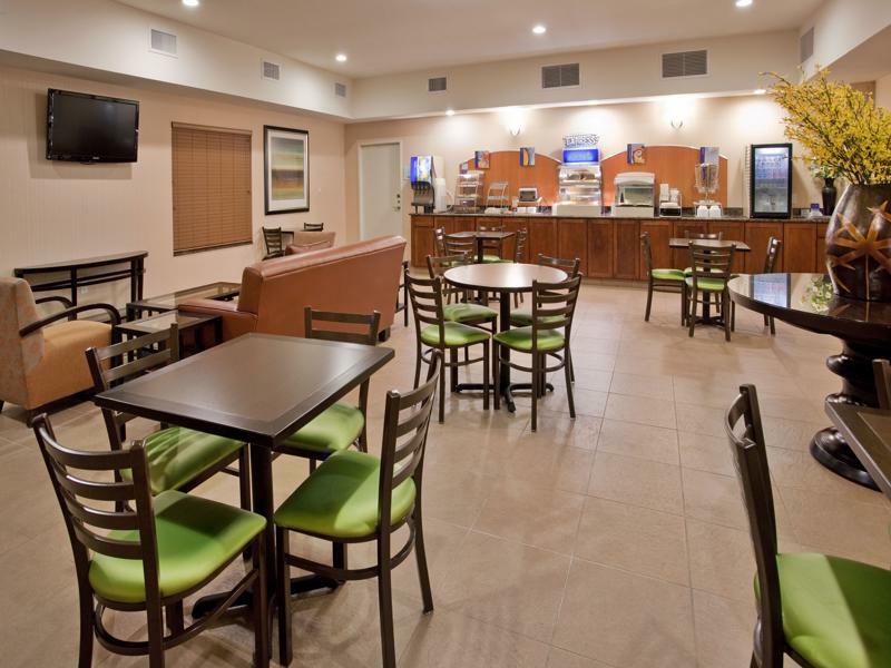 Holiday Inn Express & Suites North Topeka Extérieur photo