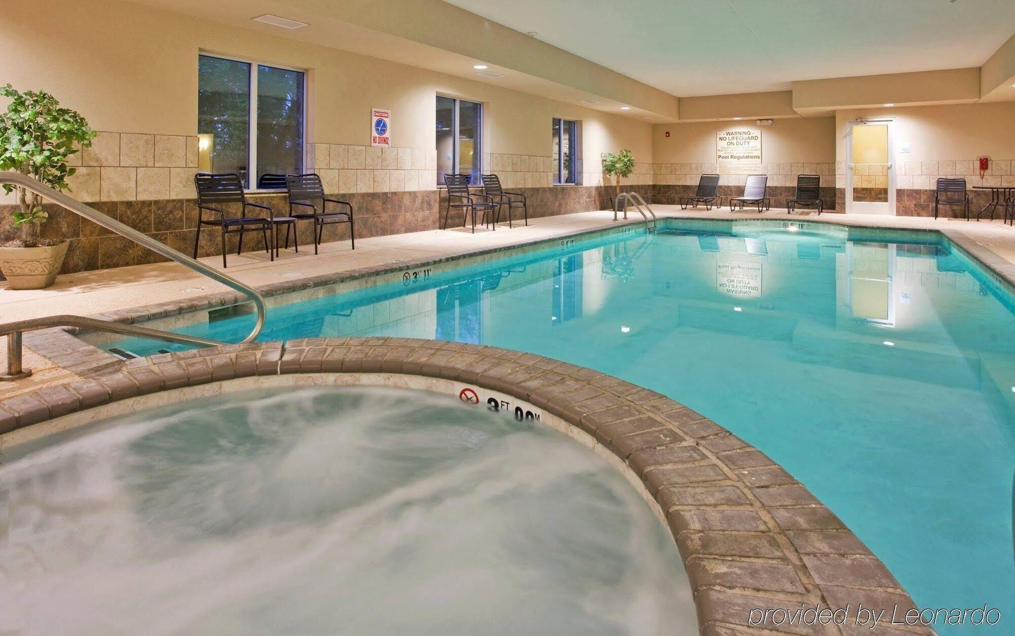 Holiday Inn Express & Suites North Topeka Extérieur photo